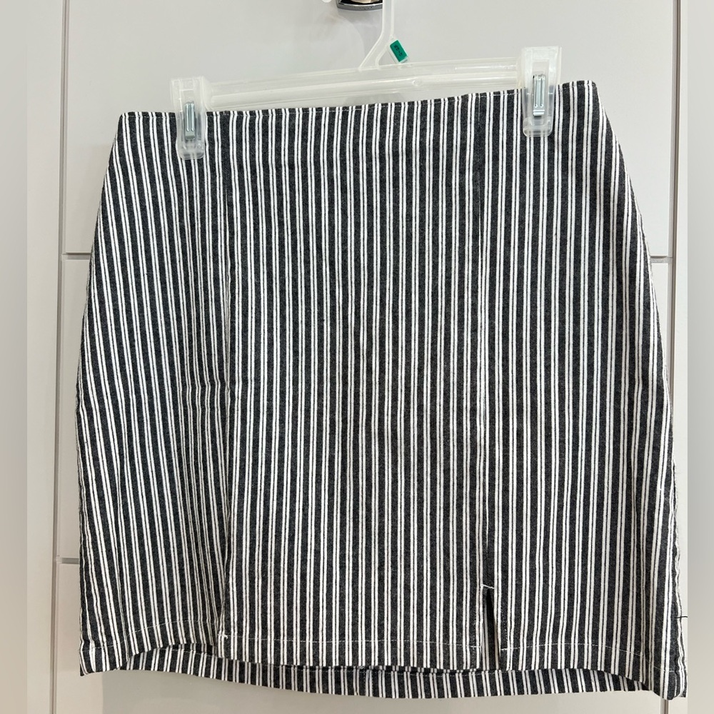Hollister Black and White stripped Skirt size M